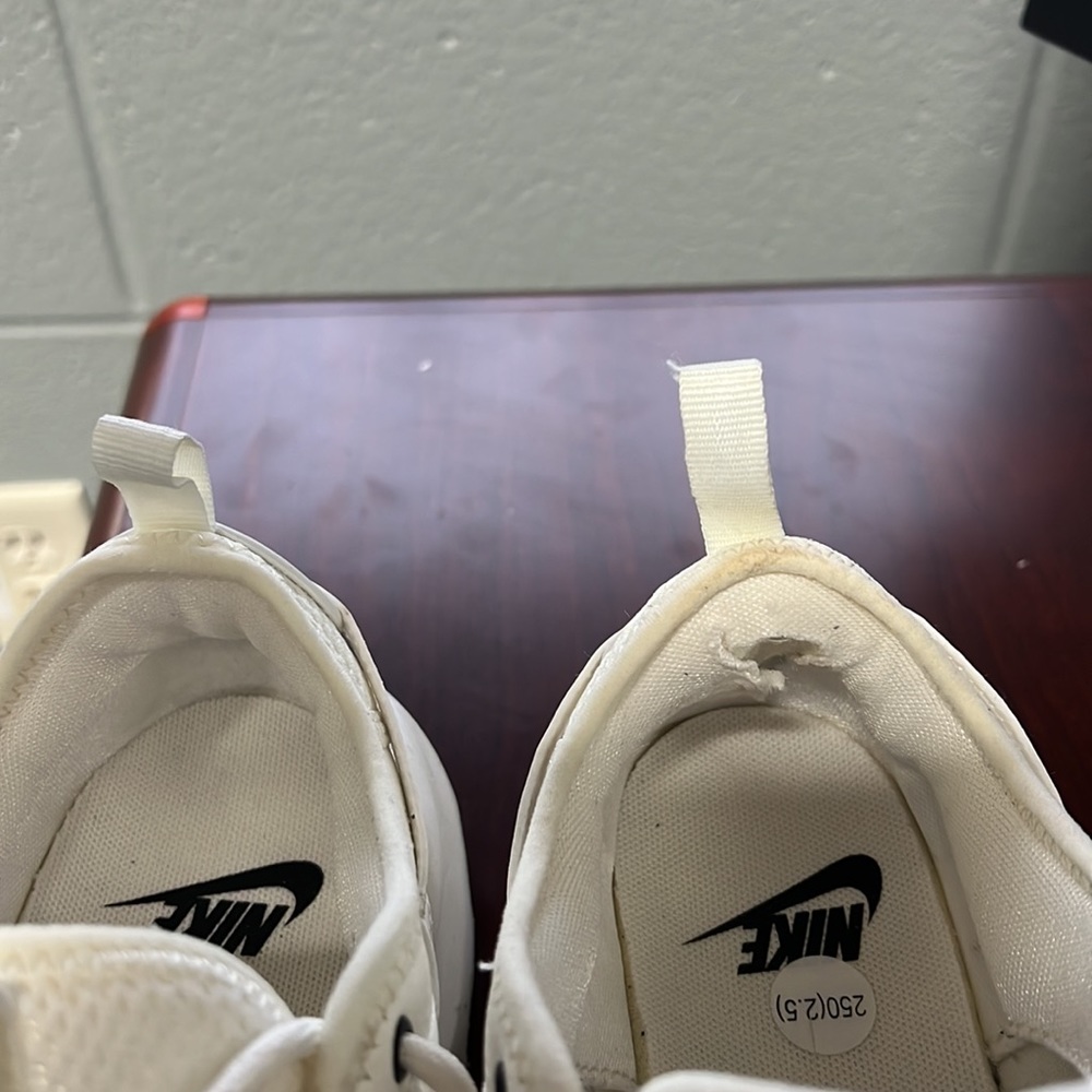 Nike - Picture 4 of 4